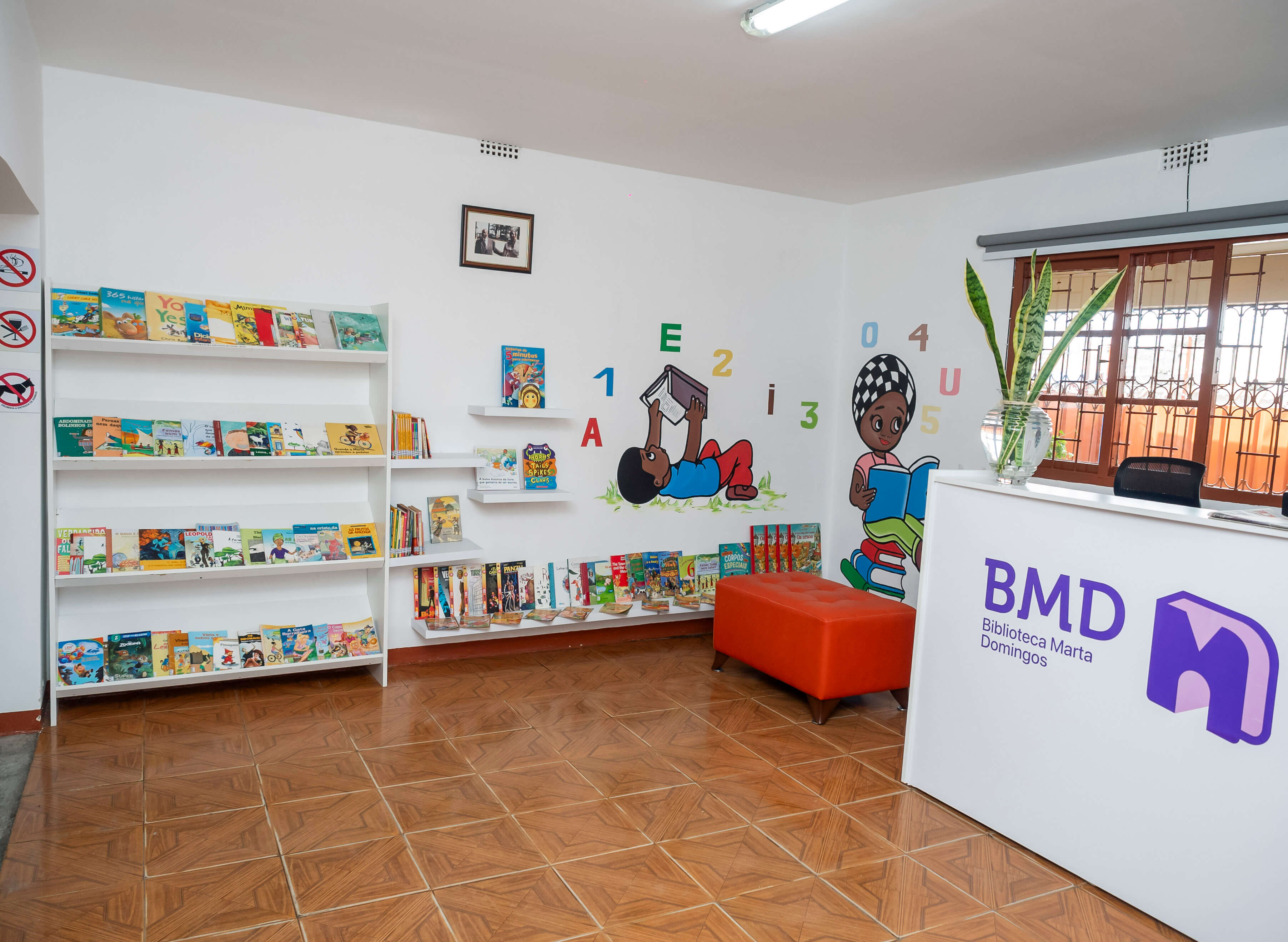 Jovens estudando e fazendo trabalhos de casa na biblioteca